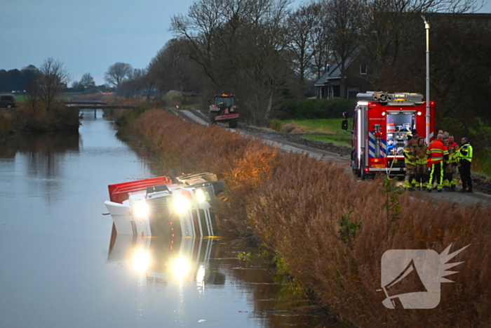 Vrachtwagen op zijn kant in de sloot