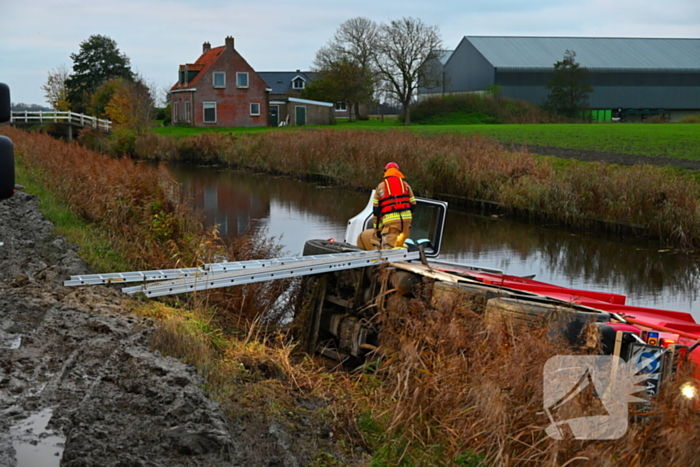 Vrachtwagen op zijn kant in de sloot