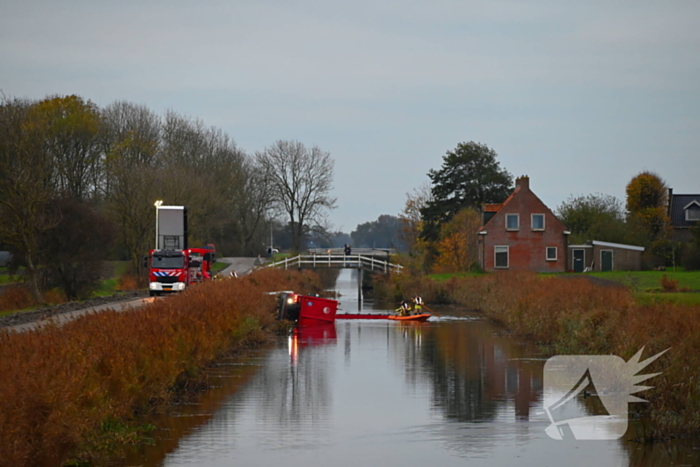 Vrachtwagen op zijn kant in de sloot