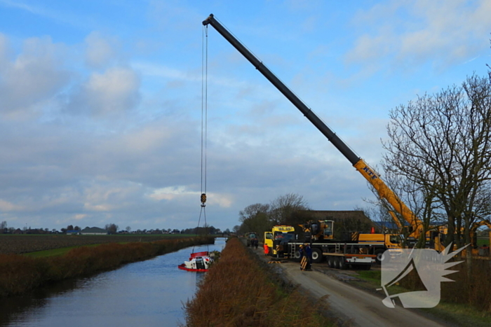 Vrachtwagen op zijn kant in de sloot