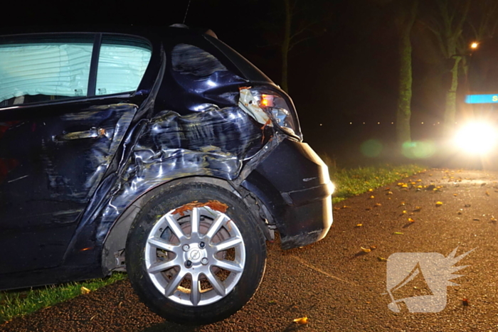 Auto zwaar beschadigd na botsing tegen boom