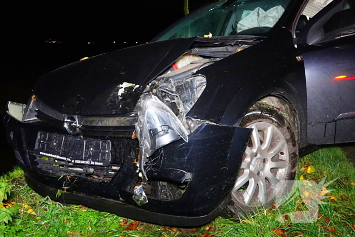 Auto zwaar beschadigd na botsing tegen boom