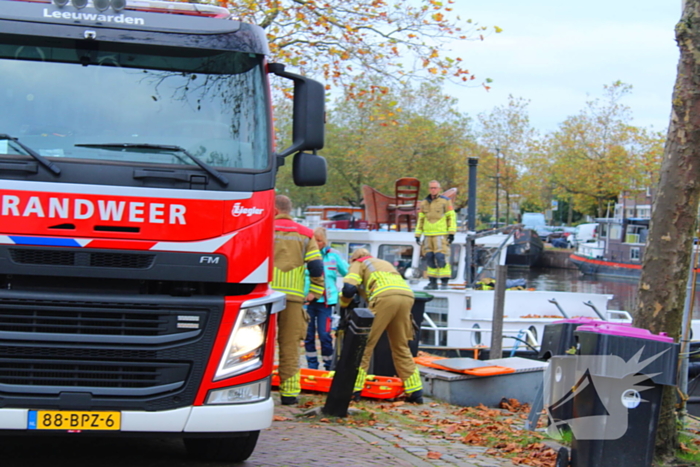 Brandweer hijst persoon uit boot