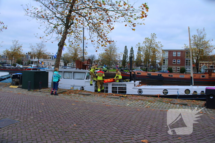 Brandweer hijst persoon uit boot