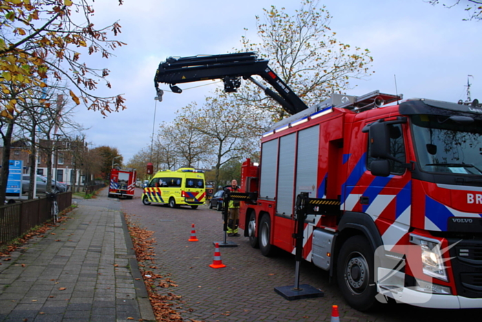 Brandweer hijst persoon uit boot