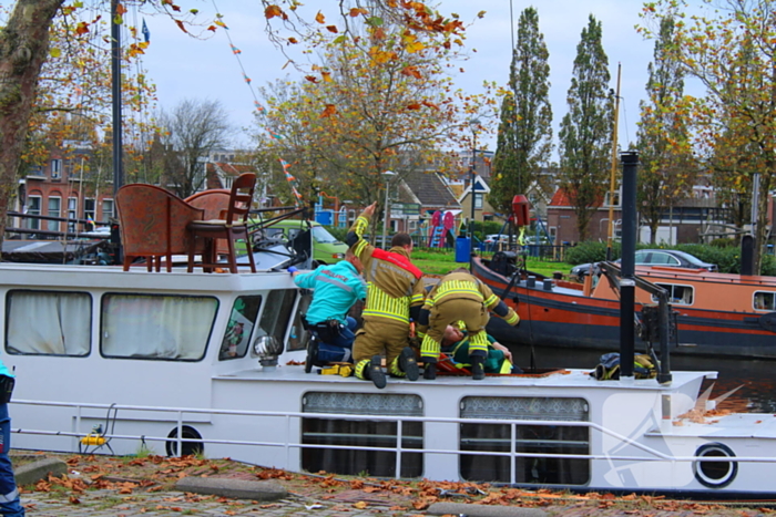 Brandweer hijst persoon uit boot