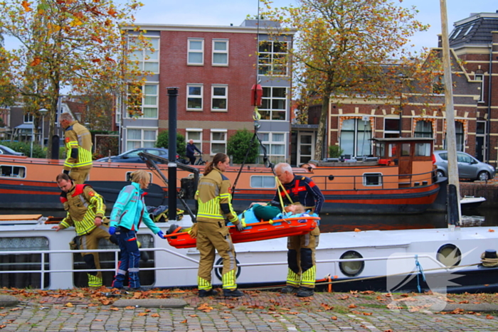 Brandweer hijst persoon uit boot