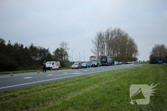 Flinke vertraging na botsing tussen bestelbussen