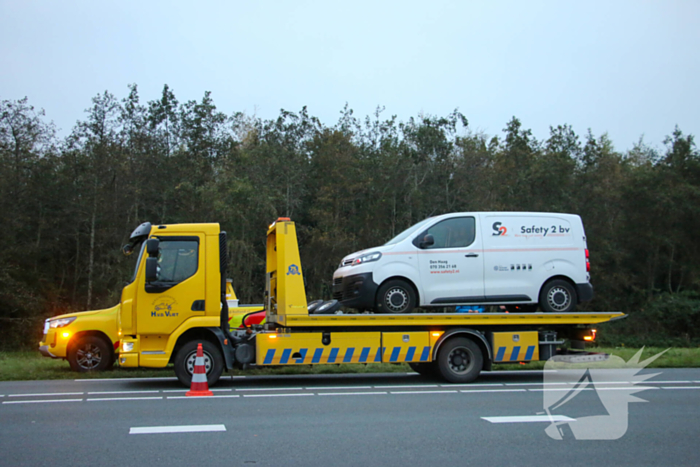 Flinke vertraging na botsing tussen bestelbussen