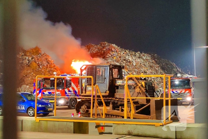 Brand in schroothoop lastig te blussen