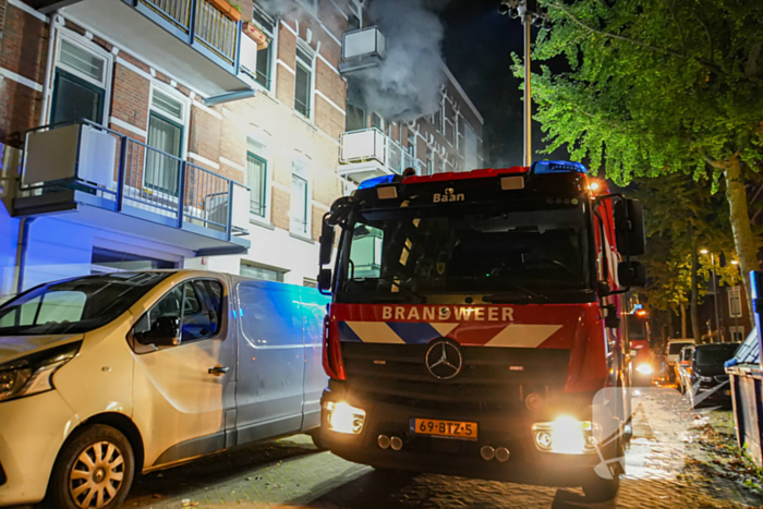 Vrouw en hond gered uit brandende woning