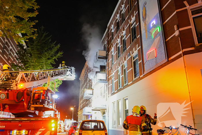 Vrouw en hond gered uit brandende woning