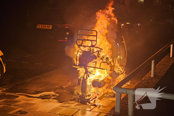 Scooter vliegt in brand tijdens rijden