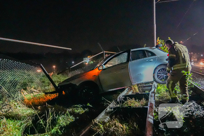 Auto vliegt over vangrail en crasht op trambaan