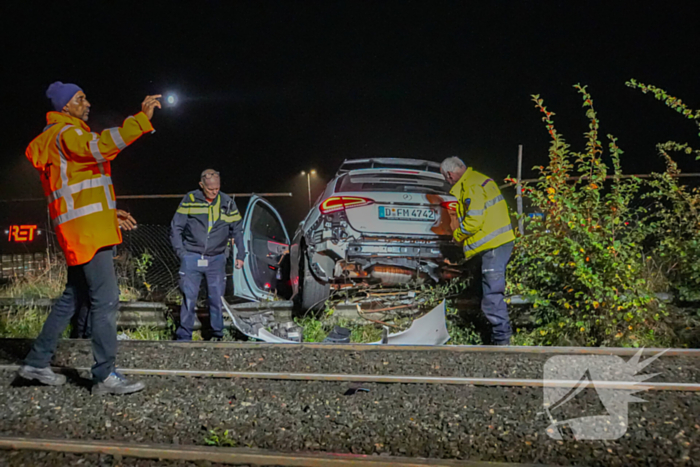 Auto vliegt over vangrail en crasht op trambaan