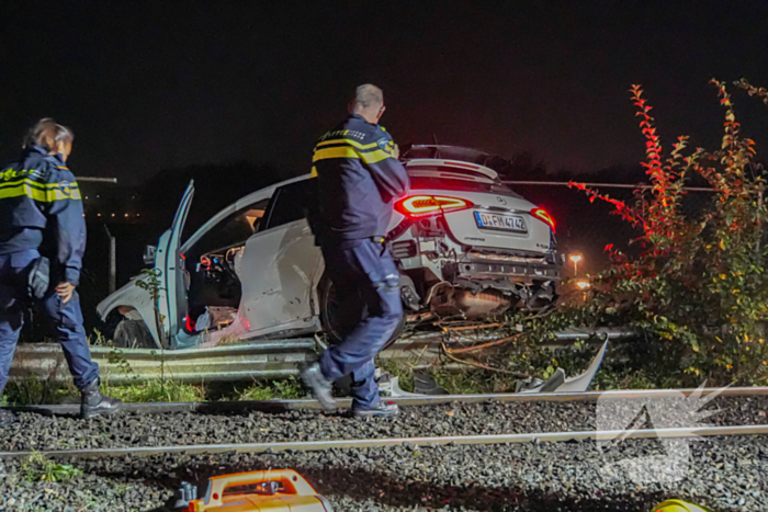 Auto vliegt over vangrail en crasht op trambaan