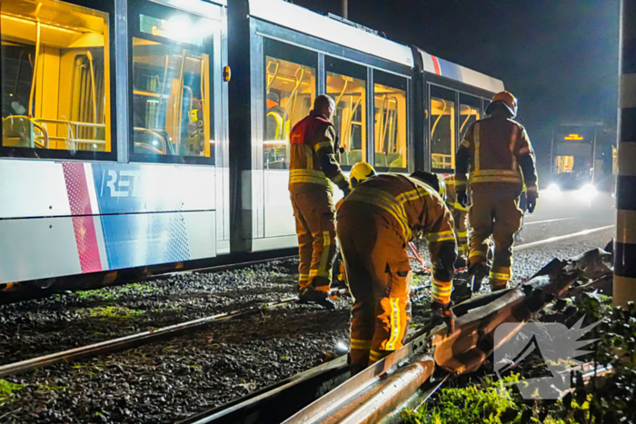 Auto vliegt over vangrail en crasht op trambaan