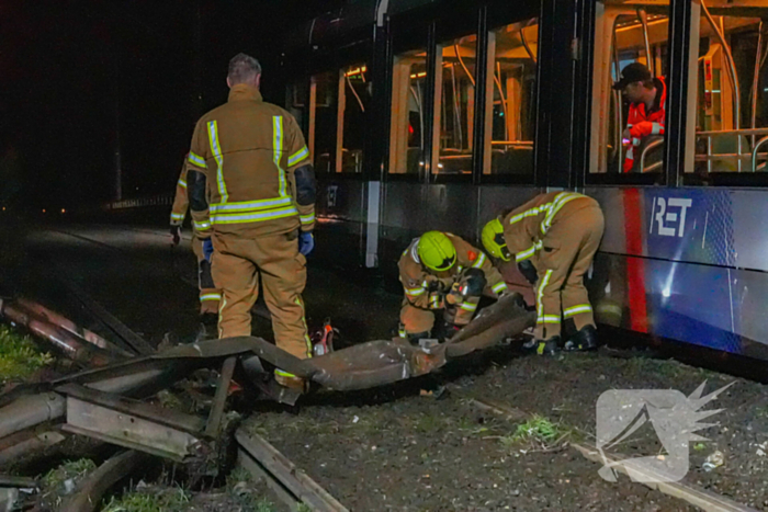 Auto vliegt over vangrail en crasht op trambaan