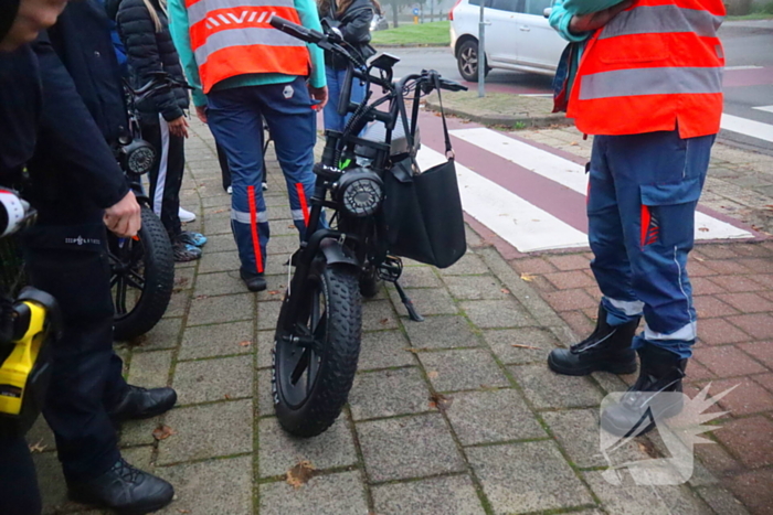 Fatbiker raakt gewond bij botsing met auto op rotonde