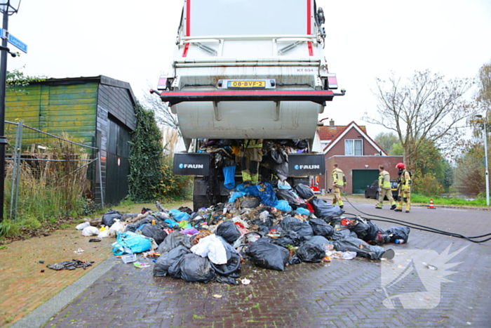 Brand in vuilniswagen snel geblust