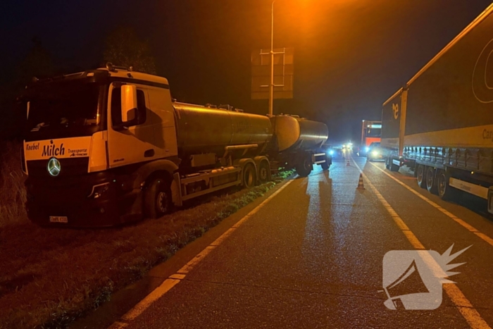 Vrachtwagen belandt in berm door spookrijder