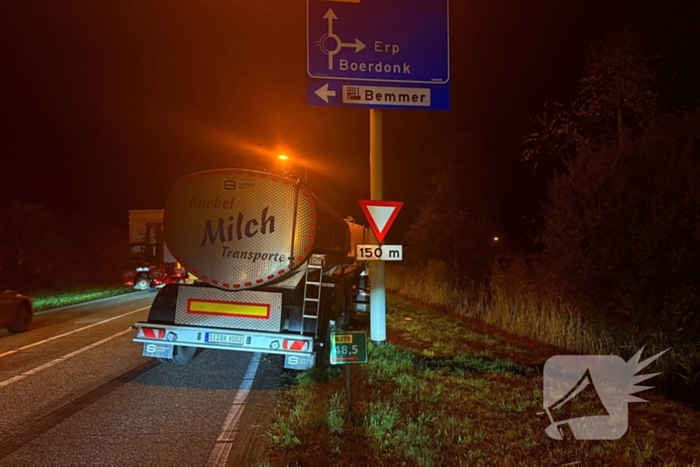 Vrachtwagen belandt in berm door spookrijder