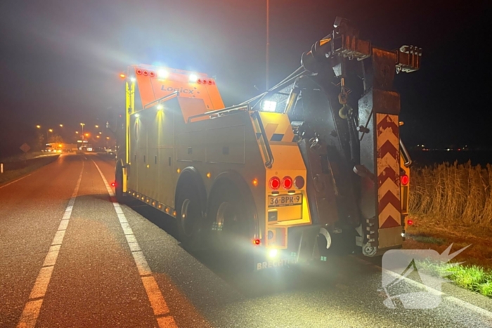 Vrachtwagen belandt in berm door spookrijder