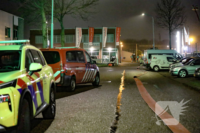 Brandweer schaalt groots op na rook bij autobedrijf