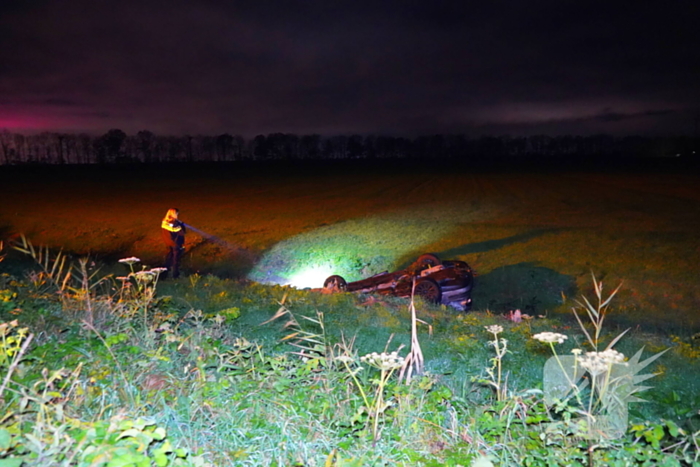 Auto belandt op de kop in sloot, bestuurder spoorloos