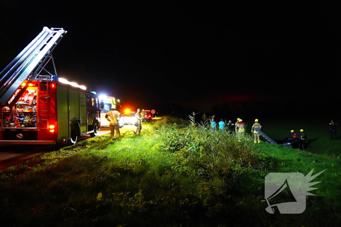 Auto belandt op de kop in sloot, bestuurder spoorloos