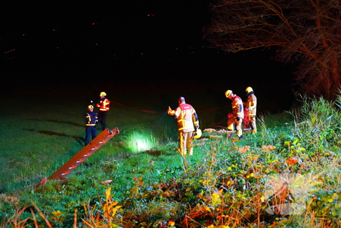 Auto belandt op de kop in sloot, bestuurder spoorloos