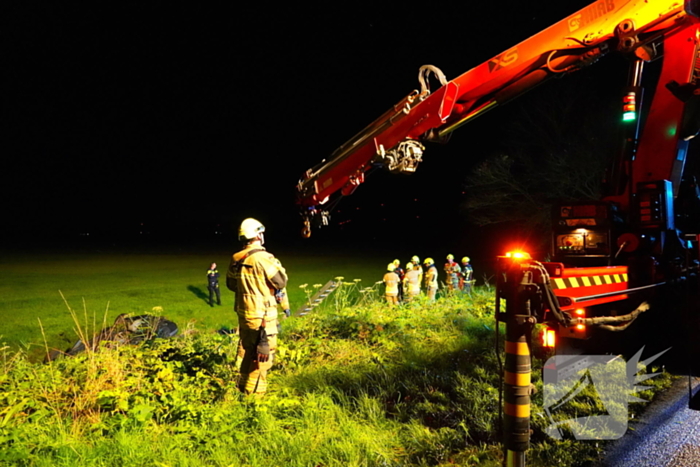 Auto belandt op de kop in sloot, bestuurder spoorloos