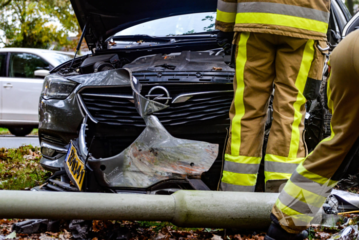 Automobilist verliest macht over stuur en klapt op lantaarnpaal