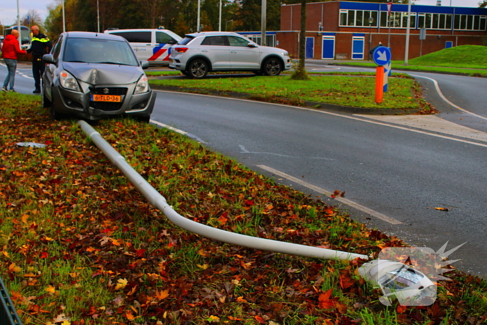 Automobiliste rijdt lantaarnpaal omver