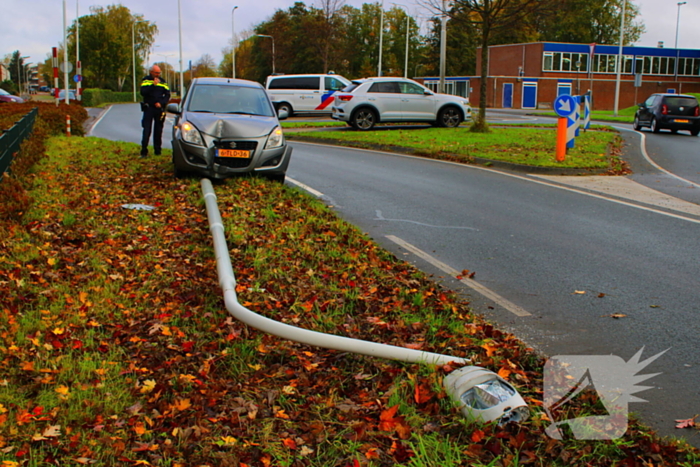 Automobiliste rijdt lantaarnpaal omver