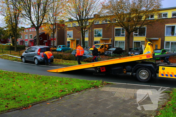 Automobiliste rijdt lantaarnpaal omver