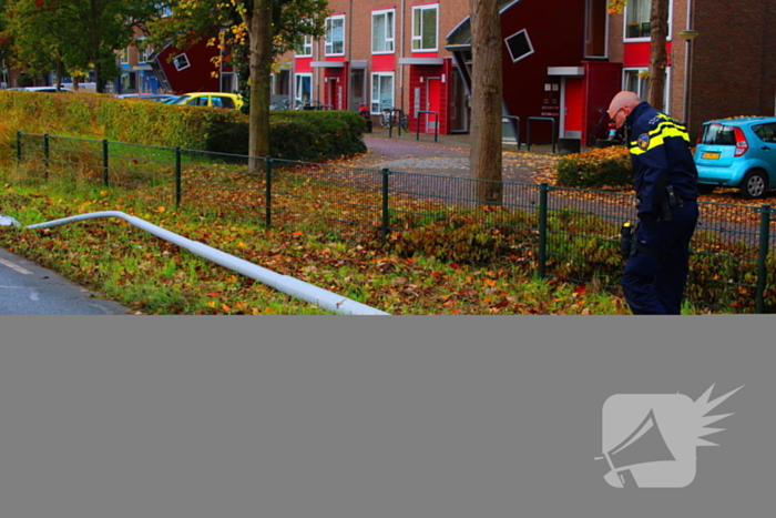 Automobiliste rijdt lantaarnpaal omver