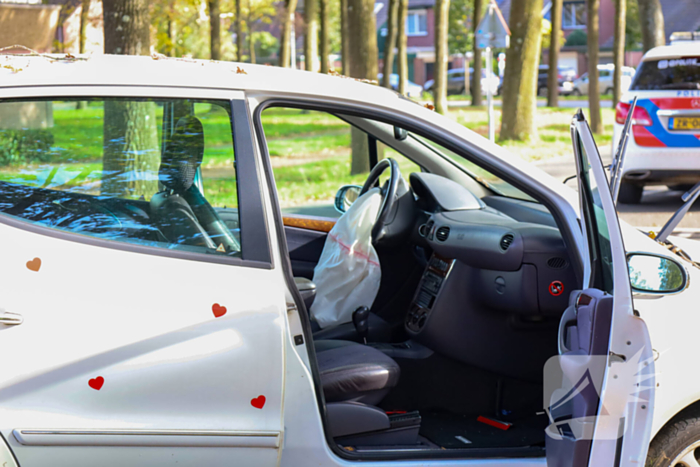 Automobiliste botst tegen boom