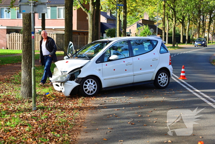 Automobiliste botst tegen boom