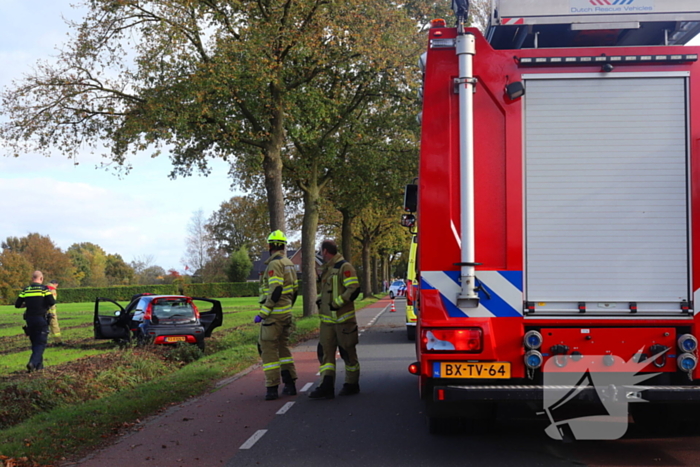 Automobilist klapt op boom en belandt in weiland