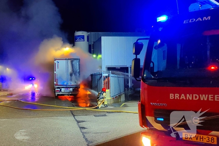 Geparkeerde vrachtwagen door brand verwoest