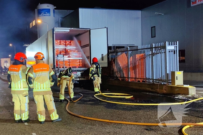 Geparkeerde vrachtwagen door brand verwoest