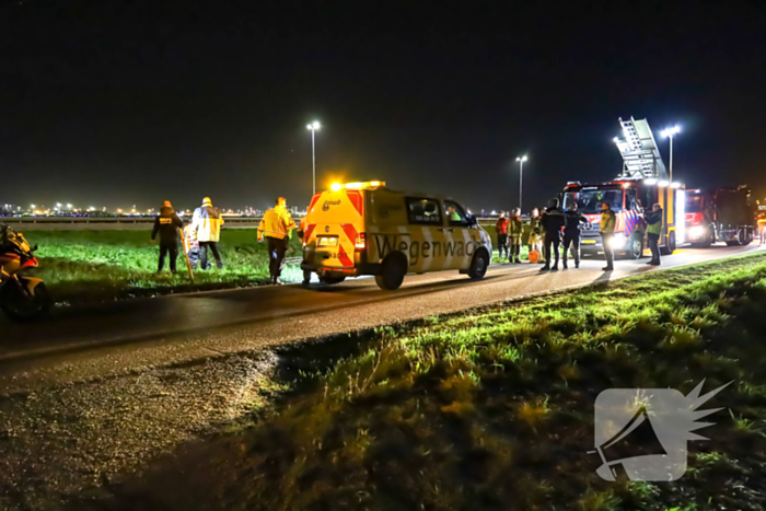 Brandweer bevrijdt te water geraakte bestuurder