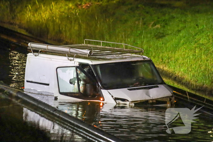 Brandweer bevrijdt te water geraakte bestuurder