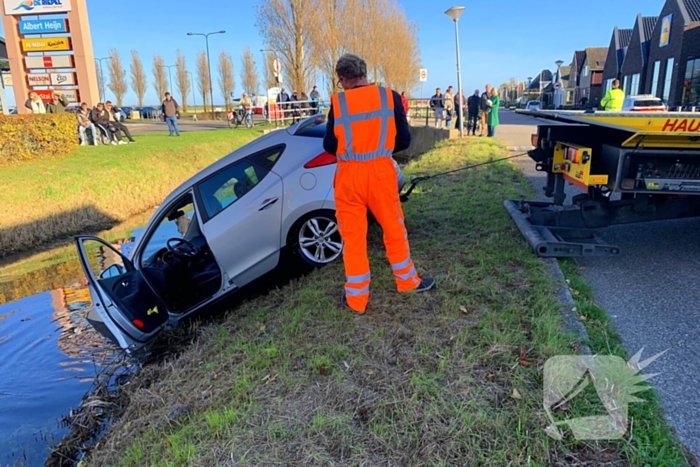 Personenauto belandt in sloot