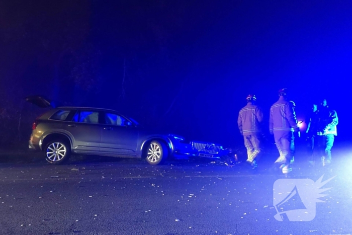 Gewonde en veel schade na frontale aanrijding