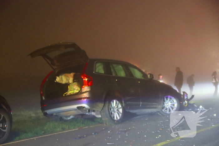 Gewonde en veel schade na frontale aanrijding