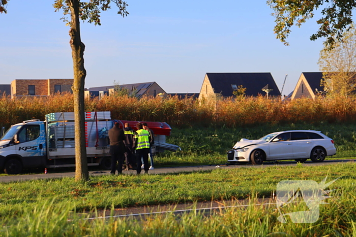 Twee gewonden nadat auto achterop bakwagen botst