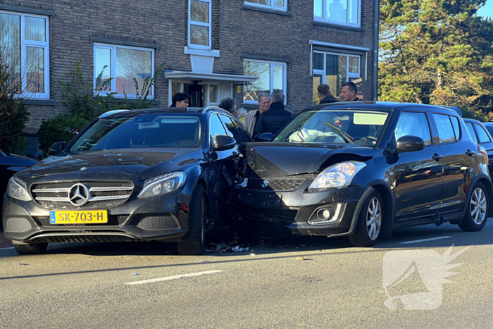 Automobilist verlaat parkeervak en botst op doorgaand verkeer