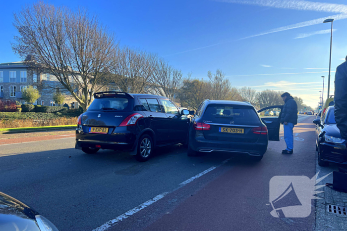 Automobilist verlaat parkeervak en botst op doorgaand verkeer